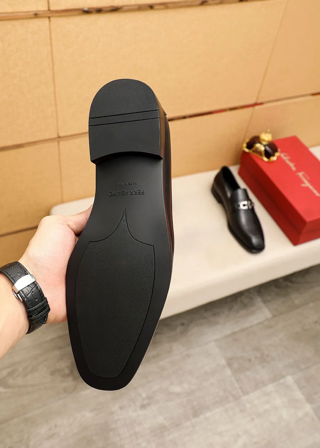 Men's shoes💰460💰 Product trademark: Ferragamo "Ferragamo" casual leather shoes Regular size: 38-44 (45🉑️customized) Product materials: Selected imported first-layer calfskin upper + luxury hardware buckle, imported water-dyed cow leather lining. Strong three-dimensional visual effect, original outsole color: 1⃣️color optional